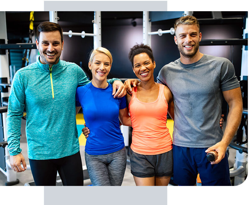 Personal Trainer stehen zusammen im Zentrum für PT